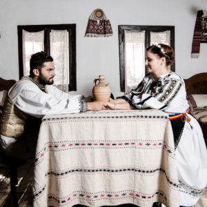 Sedinta foto de logodna traditionala, save the date, sedinta foto traditional romaneasca, fotograf timisoara