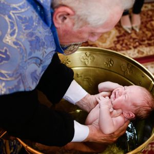 Increstinarea bebelusului la botezul Ortodox, fotograf botez Timisaora